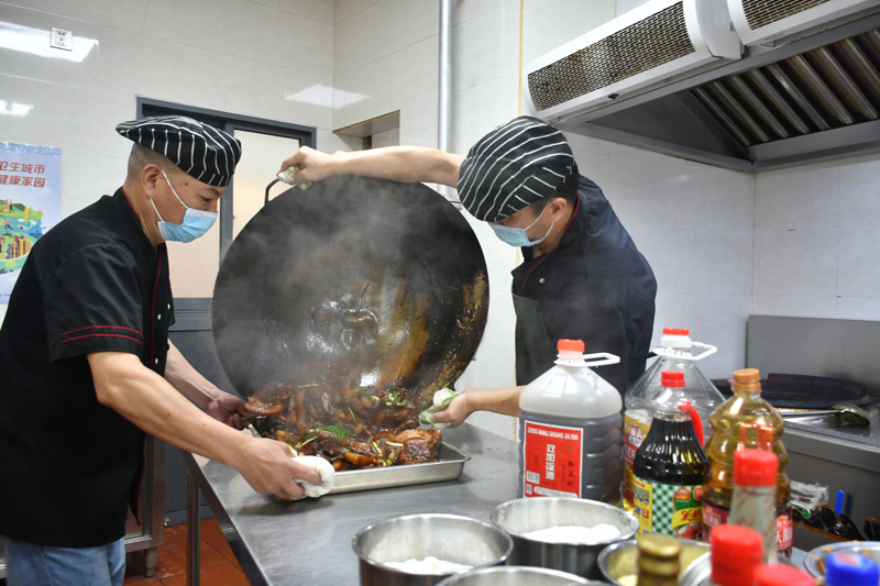 大厨为老年居民烧制菜品。罗梦圆摄