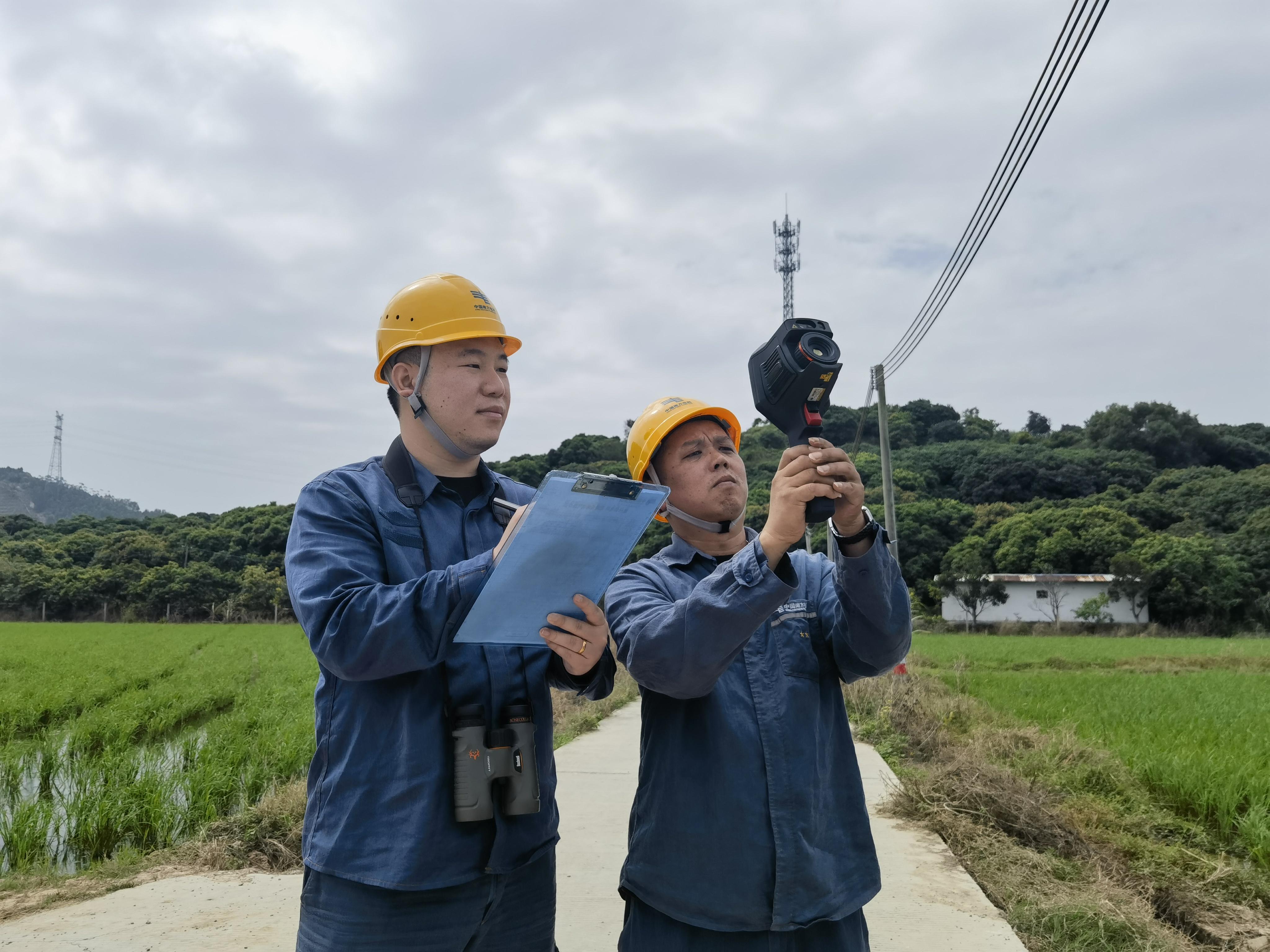 南方电网广东惠州仲恺供电局运维人员加强农业电力巡视工作，全力服务乡村振兴。杨柳青 摄