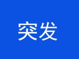 商务车侧翻两人被困 其中有位80多岁老太太